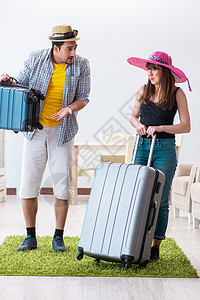 休假旅行的年轻家庭打包 房间 女朋友 沙发 快乐的 妻子帽子高清图片素材
