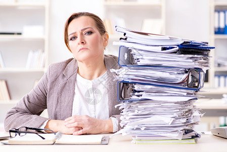 商务女士忙于进行中的文件工作 文书工作 不完整的 逾期工人高清图片素材