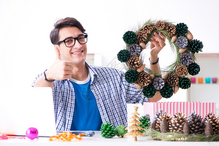 年轻人用甜甜筒制作圣诞节装饰品 木头 花 创造力剪贴簿高清图片素材