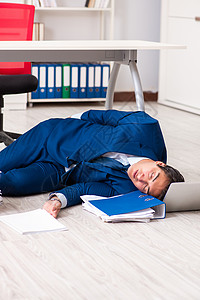 在办公室加班的疲劳 疲累的商人 地面 活页夹午睡高清图片素材