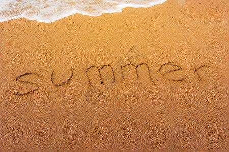 注意红色金色沙滩上的夏天和带泡沫的海浪背景图片
