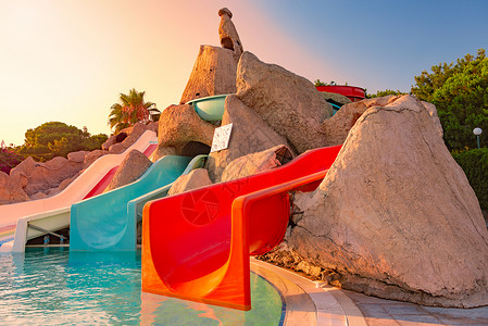 度假旅馆水公园的滑坡滑动高清图片素材