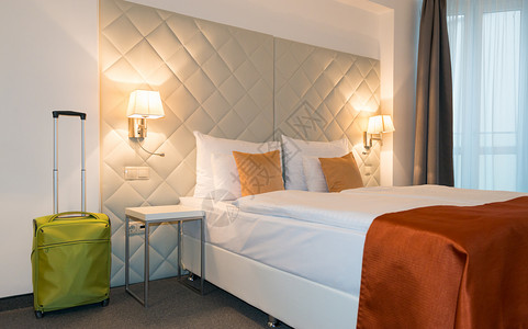 在欧洲的酒店房间 旅游 卧室 枕头 公寓 床图片