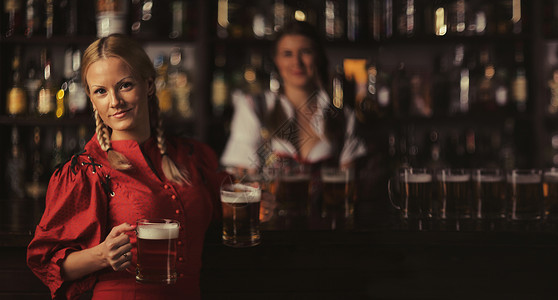 慕尼黑啤酒节女人与蜜蜂 马克杯 玻璃 漂亮的 年轻的 金发女郎美丽的高清图片素材