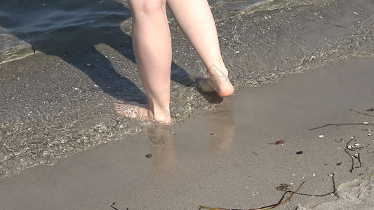 年轻女性在浅水中走在黄海上b 自然 宁静 海洋脚高清图片素材