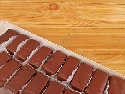 放在木本底盒子里的各种甜巧克力 食物 糖 棕色的美食高清图片素材