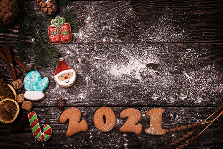 新年雪花饼干新年2021年概念 明信片 雪 小麦 假期 肉桂卷 食物背景