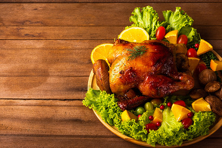 感恩节烤火鸡或鸡和蔬菜 厨房 肉 美食 灯 食物盘子高清图片素材