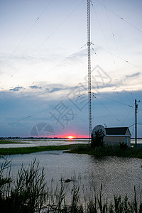 威德宇湾大金塔旁的烈日落 海景 假期 蓝色的 天空背景图片