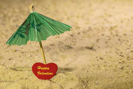 情人节快乐在海滩上 爱 心 伞 宝石 礼物 太阳背景图片