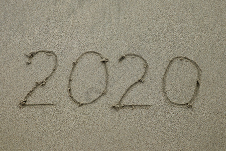 2020 年画在沙滩上 新年概念 再见 2020 文本是手写在沙滩上的背景图片