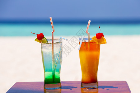 在马来迪芬岛海滩上 两杯多彩鸡尾酒喝高清图片素材