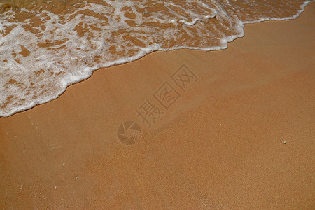 柔软的海浪在沙滩上 清澈沙滩上的小水波 波纹图片