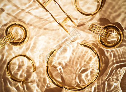 金金手镯 耳环 戒指 金水背面的珠宝 假期辉煌高清图片素材