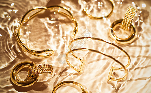 金金手镯 耳环 戒指 金水背面的珠宝 销售宝石高清图片素材