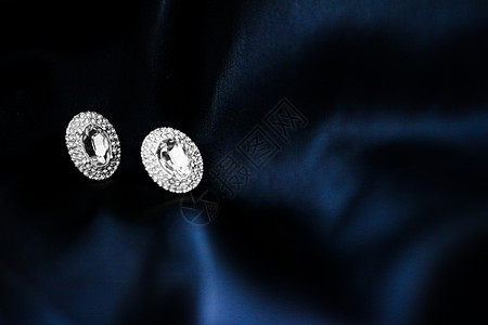深蓝丝绸底底的豪华钻石耳环 假日Gl美容饰品高清图片素材