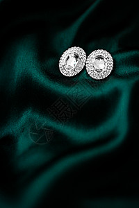 黑色绿绿丝 节日花环上的豪华钻石耳环永恒的高清图片素材