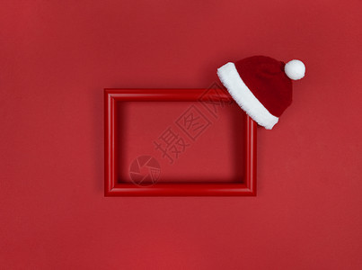 框架和圣诞老人帽子的红色背景背景图片