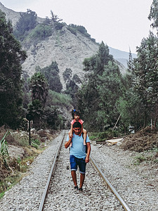 父亲和女儿在铁轨上行走 孩子 包 旅行 男人 旅游平台高清图片素材