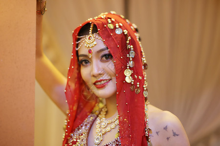 美丽的印度女孩的画像 身穿纱丽和昆丹珠宝的年轻印度女模特 印度传统服装 东方或阿拉伯文化 戏服 优雅裙子高清图片素材