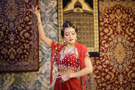 美丽的印度女孩的画像 身穿纱丽和昆丹珠宝的年轻印度女模特 印度传统服装 东方或阿拉伯文化 快乐的 手亚洲高清图片素材