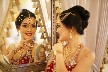 美丽的印度女孩的画像 身穿纱丽和昆丹珠宝的年轻印度女模特 印度传统服装 东方或阿拉伯文化 手 舞蹈指甲花高清图片素材