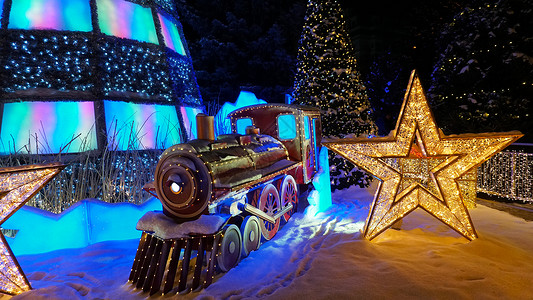 圣诞节图这座城市被装饰为圣诞节和新年 哈萨克斯坦 汽车 庆典背景