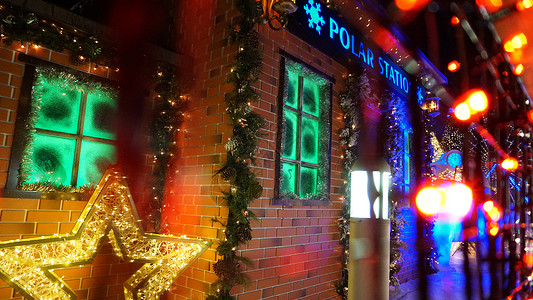 圣诞节图这座城市被装饰为圣诞节和新年 装饰风格 阿拉木图 地标背景