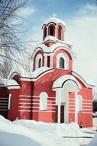 冬天的红基督教教堂 屋顶上下雪 梦幻般的 罗马天主教背景图片