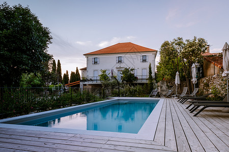 木甲板日光躺椅法国在法国阿尔德切带木甲板和游泳池的法国度假屋 西班牙 水背景