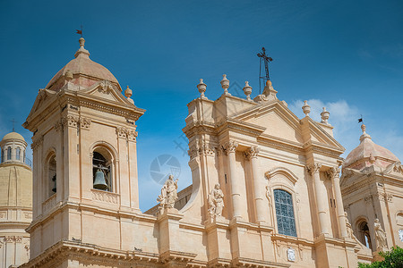 意大利西西里岛 诺托老城和意大利西西里岛诺托大教堂的景色 街道 栏杆背景图片