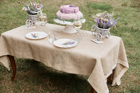 接待桌给新娘和新郎带蛋糕的婚礼桌 糖 仪式 餐饮 面包店背景