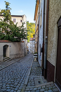 鹅卵石小道德国巴伐利亚州帕索的狭窄小道 有科布岩石路面的小巷背景