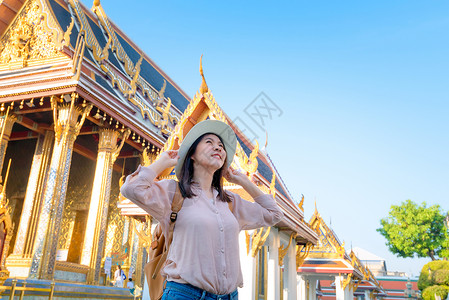 美丽的亚洲观光女游客在泰国曼谷度假旅行时微笑并享受旅途愉快 相机 城市考山高清图片素材