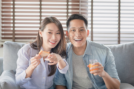 亚裔情侣喜欢观看娱乐性互联网流经智能电视 以在家安居乐业 爱 夫妻图片