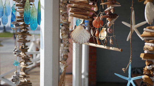 航海风格悬挂贝壳装饰 海滨蓝色木制度假屋 太平洋海岸 美国加利福尼亚州 海滨别墅海洋柔和的室内装饰在微风中 夏日海风唯美 温暖的背景图片