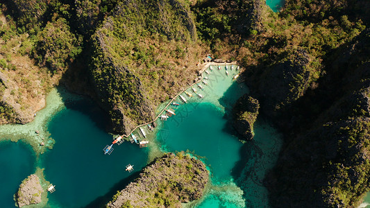 环礁湖和松绿水的海景 晴天 清除 天 凯央根湖高清图片