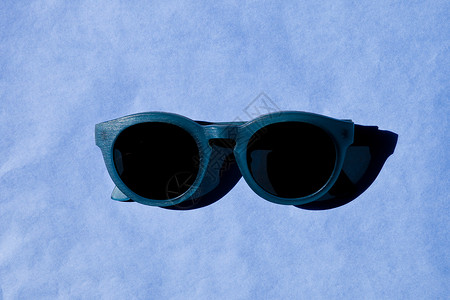 时尚的太阳镜 蓝色背景有阴影背景图片