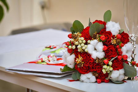 一束带玻璃和结婚证书的婚礼花束 并配上一束鲜花高清图片