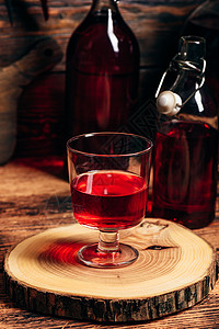 自制红草原酒 西班牙果酒 果汁 蔓越莓 玻璃 注入 成熟 非酒精性背景图片
