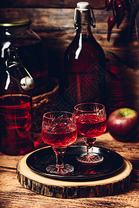 两杯红自制葡萄酒背景图片