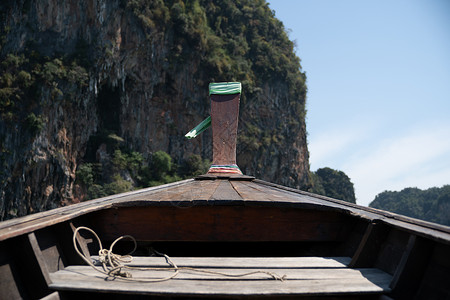 长尾山鹊木制长尾游艇前往美丽岛屿的船头 泰国旅行观光船概念 攀牙湾 夏天背景