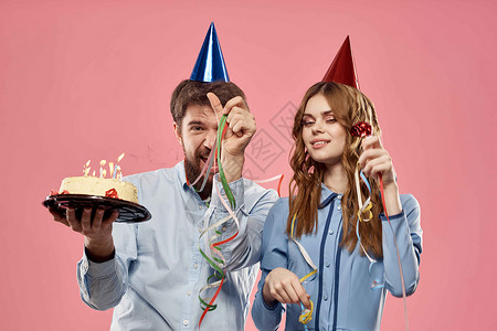 党员生日在粉红背景公司生日上 带蛋糕的男女党员 快乐背景