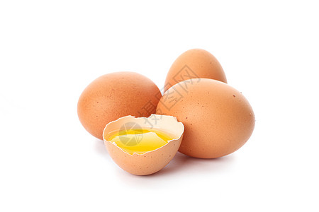 鸡蛋和半折碎蛋 白本孤立的黄黄蛋背景