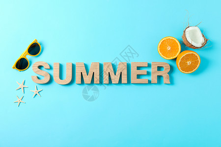 为你的夏季降降温夏季配有海星 橙子 椰子和太阳镜 以颜色背景 文字空间为主题背景