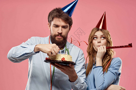党员政治生日在粉红背景公司生日上 带蛋糕的男女党员 男性背景