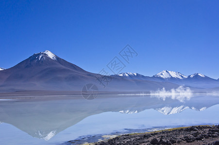 高平湖 玻利维亚 南美洲 拉古纳佛得角 绿湖 徒步区 山脉背景图片