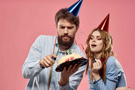 党员生日在粉红背景公司生日上 带蛋糕的男女党员 乐趣背景