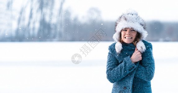 雪BANNER冬冰湖上冷冻的年轻女子 Banner 复制空间 成人 手背景