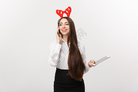 解惑商业概念 - 年轻的caucasian商务女士 在Mobblie电话上交谈 用快乐的面部表情表达 讨论 圣诞节背景